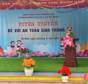 Trường Mầm non số 2 xã Nà Nhạn tuyên truyền "Bé với an toàn giao thông"